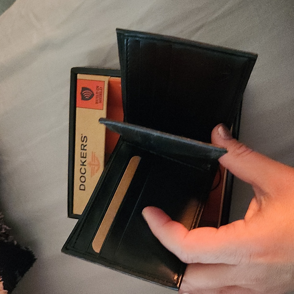 Dockers Men's Bifold Wallet - Picture 2 of 7